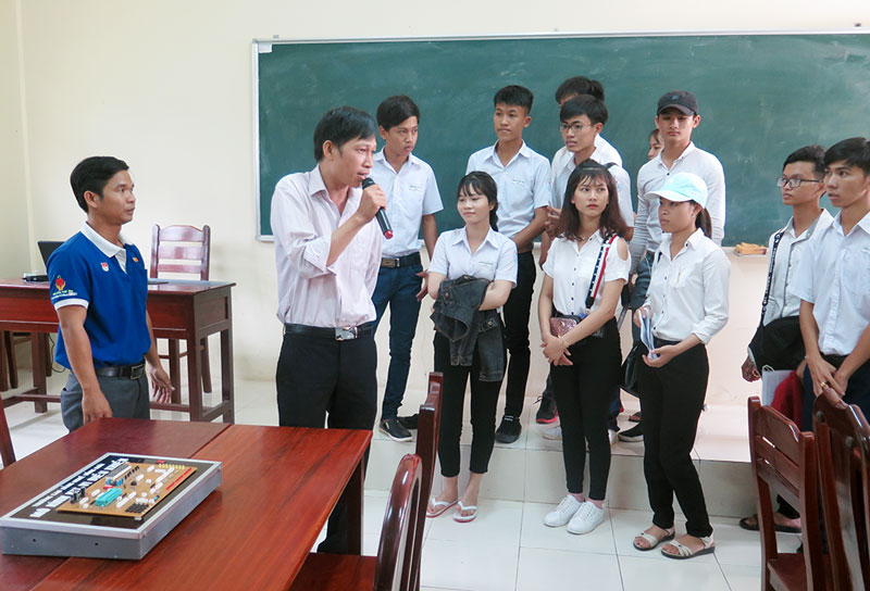 Học sinh các trường trung học phổ thông ở huyện Bình Đại đến tham quan Trường Cao đẳng Đồng Khởi, tìm học ngành nghề mình yêu thích.