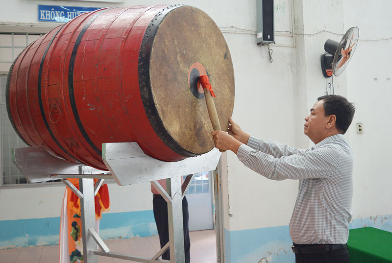 Ngày thơ Việt Nam lần thứ XVII năm 2019 tại tỉnh Bí thư Tỉnh ủy Võ Thành Hạo đánh trống khai mạc Ngày thơ Việt Nam. Ảnh: A.Nguyệt
