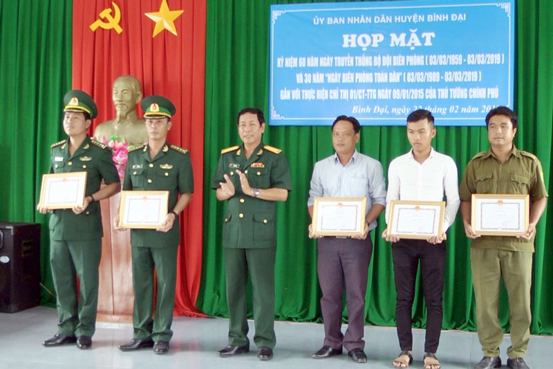 Trao giấy khen của UBND huyện cho các tập thể, cá nhân. Ảnh: Sơn Tùng