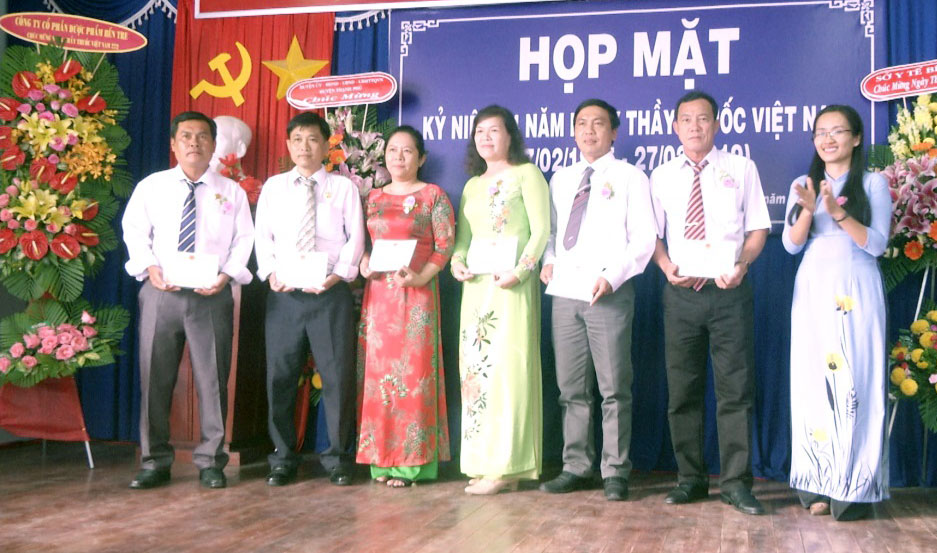 Trao kỷ niệm chương “Vì sức khỏe nhân dân”. Ảnh: Văn Minh