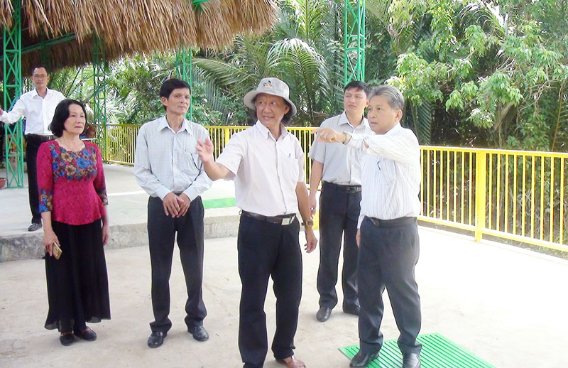 Ông Cao Thành Hiếu - Chủ tịch UBND thành phố (bìa phải) khảo sát khu du lịch Lan Vương, xã Phú Nhuận.