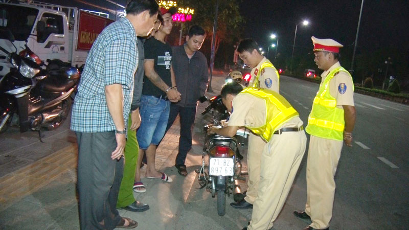 Tăng cường phối hợp trong công tác bảo đảm an ninh trật tự Lập biên bản đối tượng tàng trữ trái phép chất ma túy.