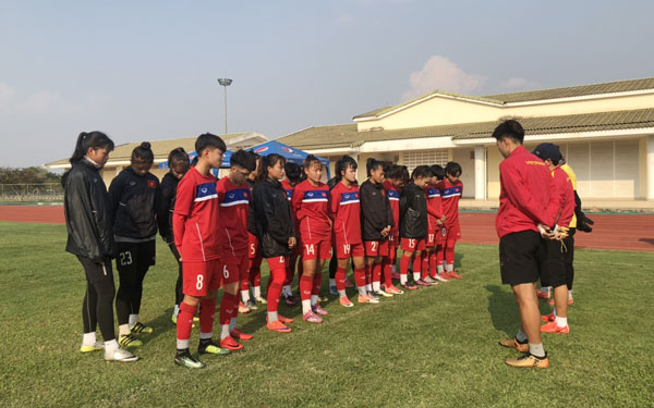 U16 nữ Việt Nam làm quen sân tập tại Lào.