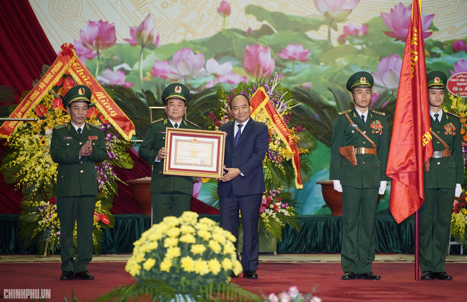 Thủ tướng giao 5 nhiệm vụ cho Bộ đội Biên phòng Thay mặt lãnh đạo Đảng, Nhà nước, Thủ tướng Nguyễn Xuân Phúc trao Huân chương Quân công Hạng Nhất tặng Bộ đội Biên phòng. Ảnh: VGP/Quang Hiếu