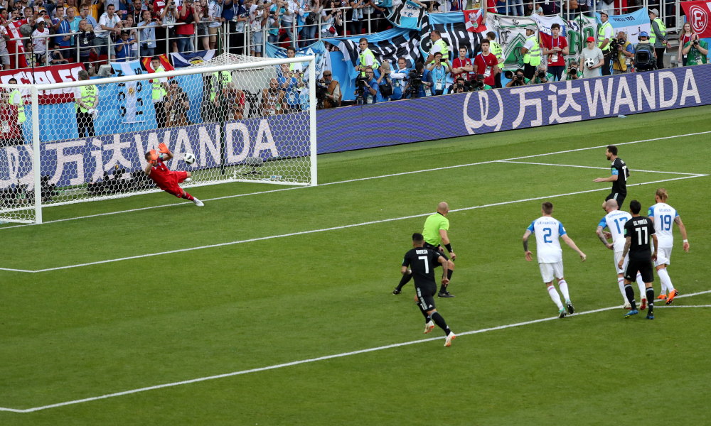 Cầu thủ đá trượt penalty sẽ không được đá bồi.