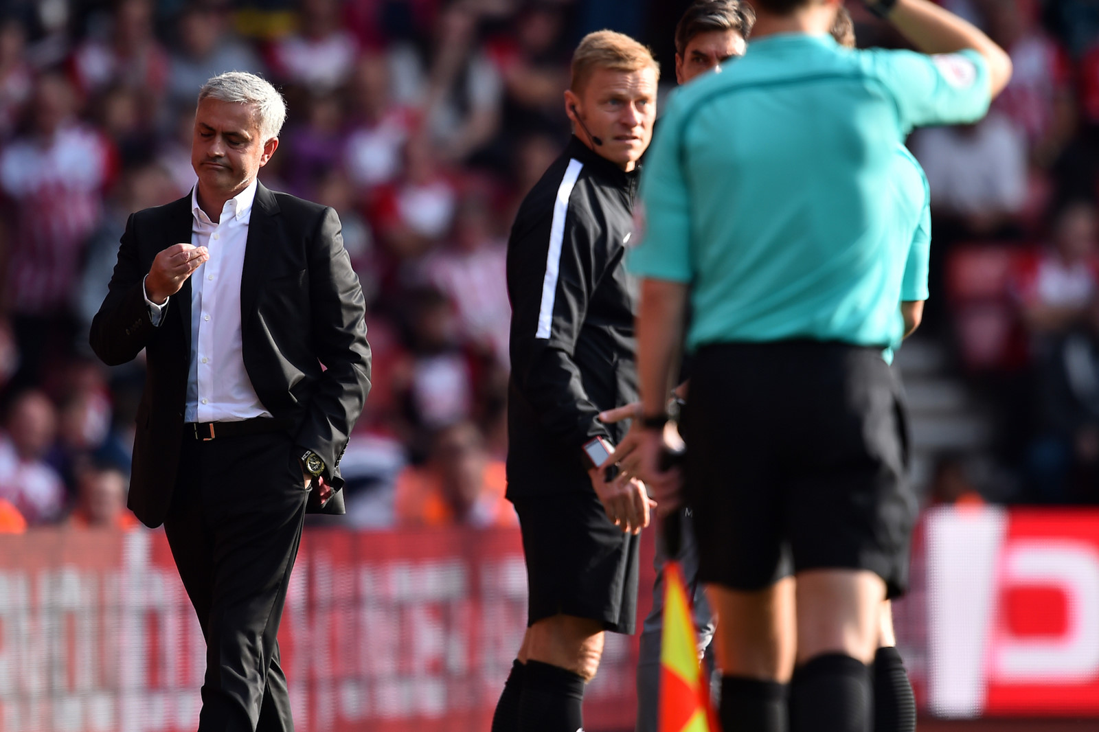 5 thay đổi lớn của luật bóng đá vừa được FIFA ban hành HLV sẽ nhận thẻ như cầu thủ.