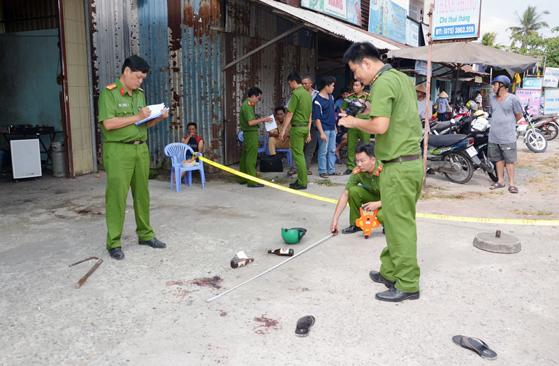 Mâu thuẫn đánh nhau trong lúc nhậu say làm 1 người tử vong Hiện trường vụ án đánh nhau chết người ở Giồng Trôm. Ảnh: Minh Tú
