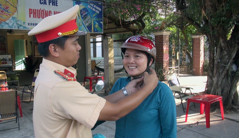 Cảnh sát giao thông tặng mũ bảo hiểm cho người dân. Ảnh: Bảo Nhân