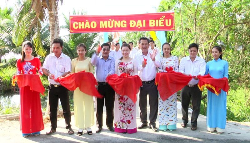 Đại biểu cắt băng khánh thành cầu. Ảnh: Trần Diệp