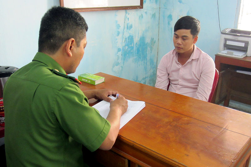 Công an làm việc với đối tượng Nguyễn Văn Thật Em. Ảnh: Trần Thắng