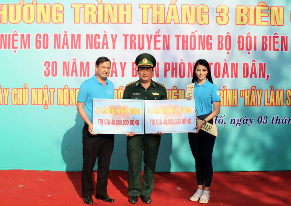 Trao bảng tượng trưng hỗ trợ nhà tình thương. Ảnh: Toàn Đỉnh