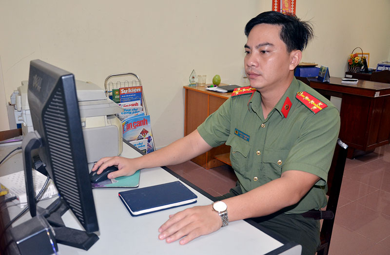 Đồng chí Hải kiểm tra thông tin trên mạng máy tính.