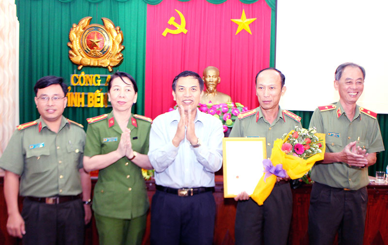 Chủ tịch UBND tỉnh Cao Văn Trọng trao bằng khen và tặng hoa cho Ban Giám đốc Công an tỉnh.