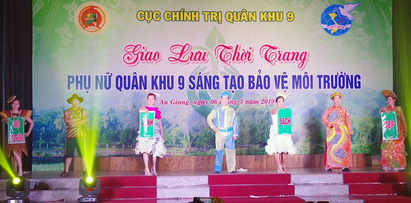 Phụ nữ sáng tạo bảo vệ môi trường Tiết mục biễu diễn giao lưu của Hội Phụ nữ cơ sở Bộ Chỉ huy Quân sự tỉnh Bến Tre.