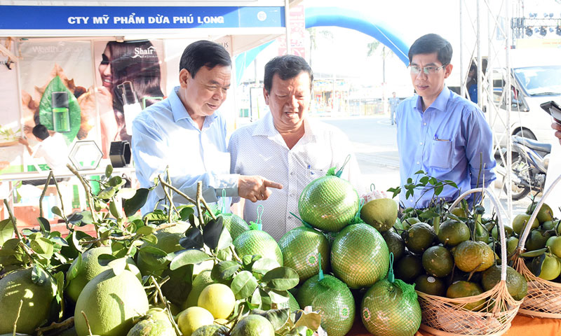 Ông Nguyễn Văn Bảy tham gia trưng bày bưởi da xanh tại Hội chợ OCOP tại TP. Hồ Chí Minh. Ảnh: Cẩm Trúc