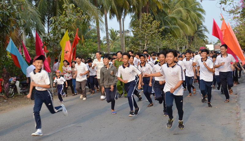 Đông đảo các em học sinh, lực lượng vũ trang, cán bộ và nhân dân huyện Giồng Trôm tham Ngày chạy Olympic.