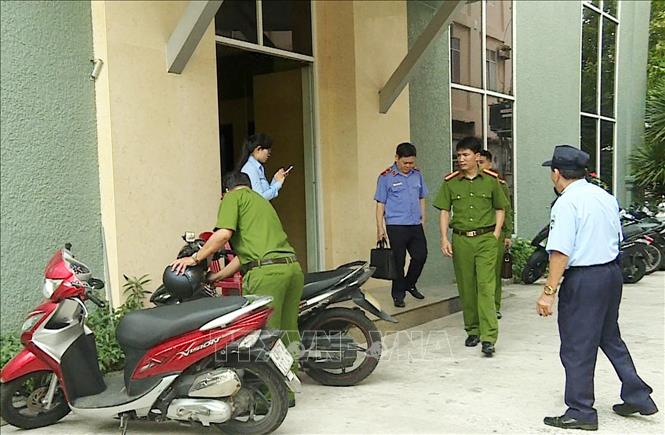 Khởi tố thêm 5 bị can liên quan vụ án Vũ “nhôm” Cơ quan chức năng tổ chức khám nhà ông Nguyễn Đình Thống. Ảnh: Nguyễn Sơn-TTXVN