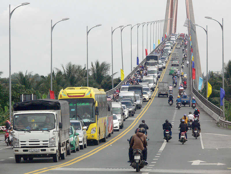 Cầu Rạch Miễu ngày càng quá tải. Ảnh: Hữu Hiệp