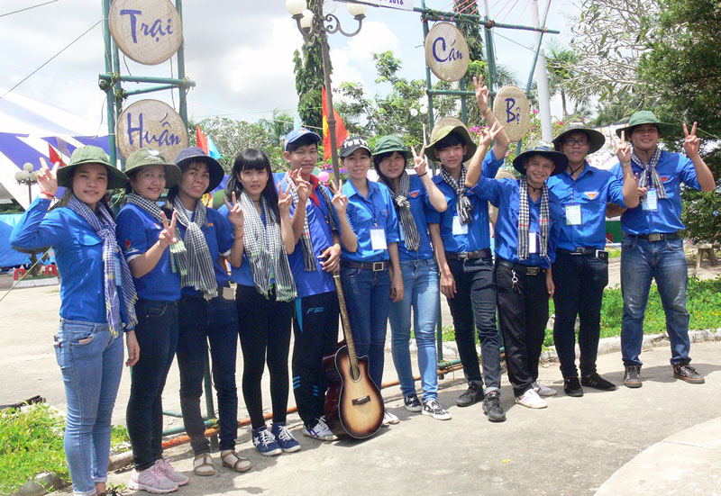 Đoàn viên, thanh niên sinh hoạt dã ngoại tại Khu di tích lịch sử Đồng Khởi ở xã Định Thủy (Mỏ Cày Nam).  Ảnh: Thu Huyền