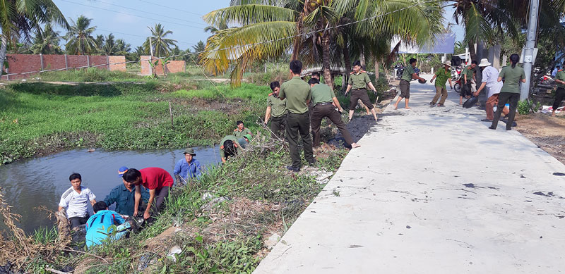 Đoàn Thanh niên Cụm thi đua số 2 - Công an tỉnh tham gia sửa chữa đường giao thông tại xã Phong Nẫm (Giồng Trôm).