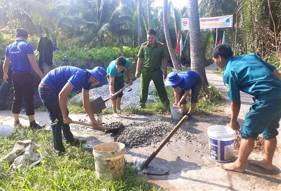 Đoàn viên, thanh niên thực hiện công trình Tháng Thanh niên, tại xã An Thới (Mỏ Cày Nam).  Ảnh: Nguyễn Huy