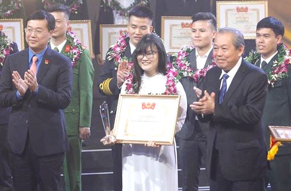 Tuyên dương 10 gương mặt trẻ Việt Nam tiêu biểu năm 2018 Phó thủ tướng thường trực Chính phủ Trương Hòa Bình và Bí thư thứ nhất Trung ương Đoàn, Chủ tịch Hội LHTN Việt Nam Lê Quốc Phong trao bằng khen, kỷ niệm chương cho Gương mặt trẻ Việt Nam tiêu biểu năm 2018 Nguyễn Phương Thảo Ảnh: Minh Châu