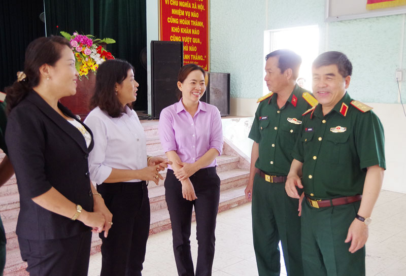 Tư vấn tuyển sinh tại Trường THPT Nguyễn Trãi, huyện Giồng Trôm. Ảnh: Huỳnh Dũng