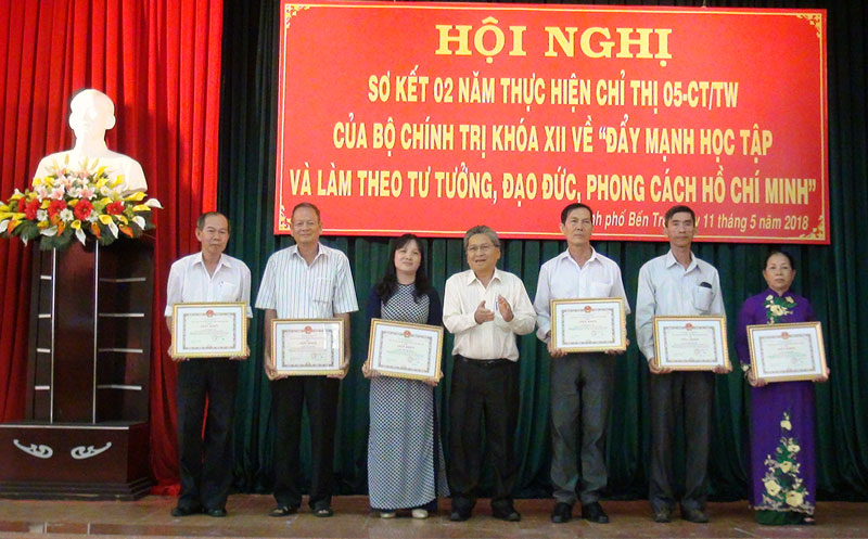 Thành ủy Bến Tre tăng cường xây dựng Đảng trong sạch, vững mạnh Ông Cao Thành Hiếu - Chủ tịch UBND thành phố trao giấy khen cho các tập thể, cá nhân thực hiện tốt Chỉ thị số 05. Ảnh: Hồng Quốc