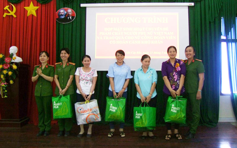 Chủ tịch Công đoàn Công an huyện Mỏ Cày Bắc Nguyễn Thị Kim Hiền trao tặng 5 phần quà cho các đồng chí cấp dưỡng Công an các huyện. 