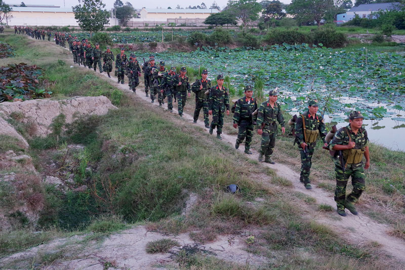 Hành quân ra khu căn cứ chiến đấu. Ảnh: Đặng Thạch