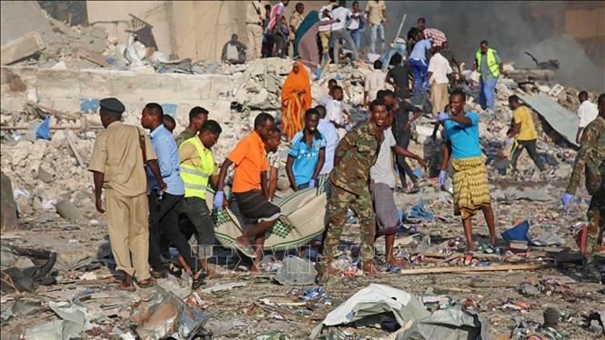 Chuyển thi thể nạn nhân tại hiện trường một vụ nổ ở Somalia ngày 13-3-2019. Ảnh minh họa: New Africa/TTXVN