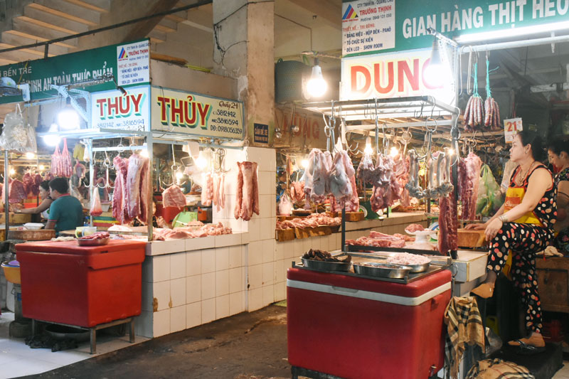 Không quay lưng với thịt heo an toàn Các thớt thịt tại chợ Phường 3, TP. Bến Tre.