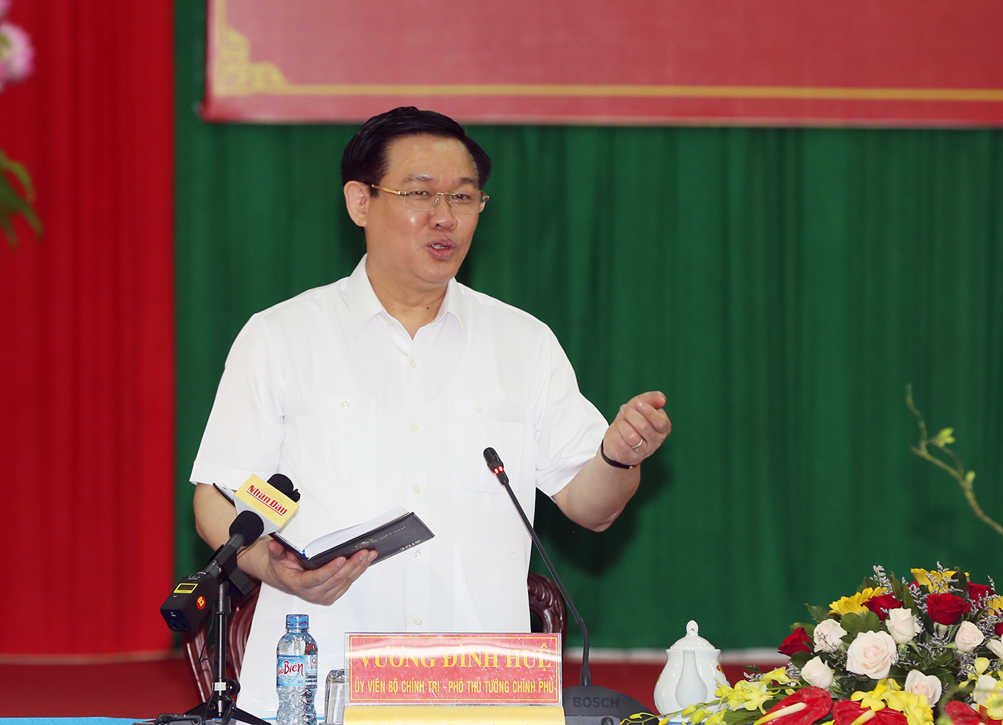 Kinh nghiệm của Trà Vinh rất quan trọng để tổng kết các nghị quyết về kinh tế tập thể Phó thủ tướng Vương Đình Huệ phát biểu tại cuộc làm việc. Ảnh: VGP/Thành Chung