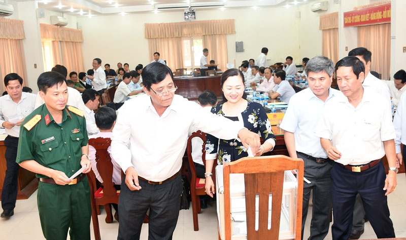 Bỏ phiếu công nhận 5 xã đạt chuẩn nông thôn mới Các thành viên bỏ phiếu công nhận xã đạt chuẩn nông thôn mới.