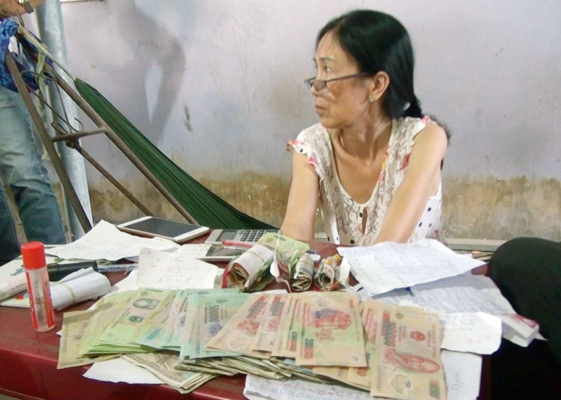 Bắt quả tang 2 tụ điểm bán số đề Bà Nguyễn Thị Bạch Mai cùng tang vật.