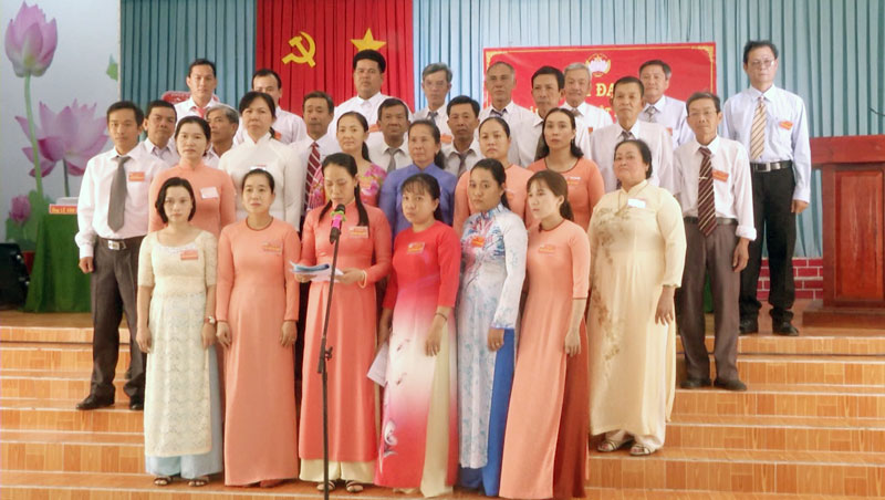 Thạnh Phú hoàn thành Đại hội Mặt trận cấp cơ sở Các ủy viên khóa mới ra mắt tại Đại hội điểm MTTQ Việt Nam xã Quới Điền.