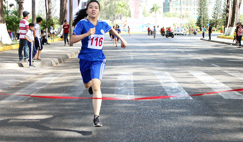 VĐV Phùng Thị Huỳnh Như, giải nhất cự ly 3.000m đội tuyển nữ.