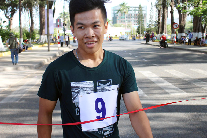 VĐV Lê Ngọc Lâm, giải nhất cự ly 1.500m nam hệ phong trào, lứa tuổi THPT.