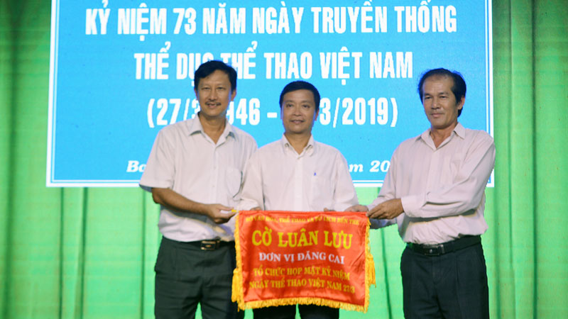 Trao cờ luân lưu cho đơn vị đăng cai họp mặt năm 2020.