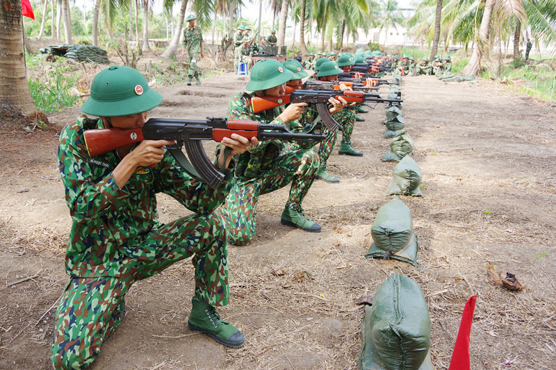 Chiến sĩ mới học và ôn luyện các tư thế bắn. Ảnh: Đ.Thạch