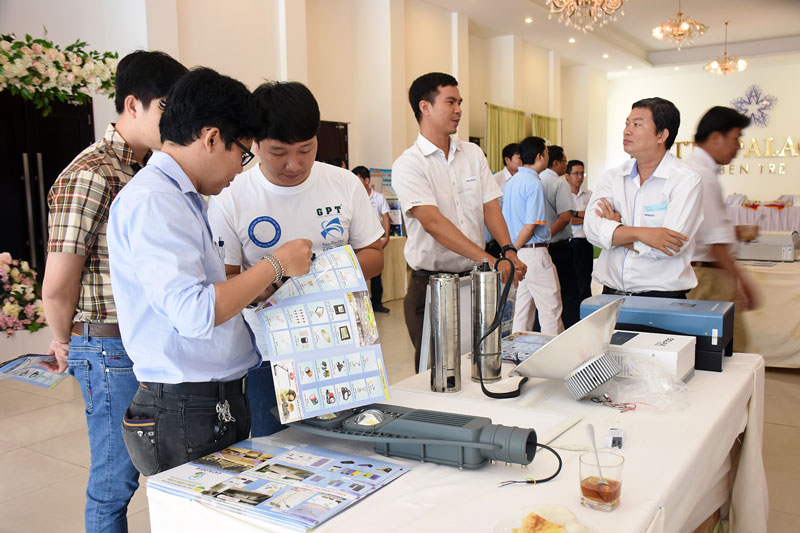 Tiết kiệm năng lượng, bảo vệ trái đất Doanh nghiệp giới thiệu thiết bị sử dụng tiết kiệm điện tại hội nghị phổ biến quy định về phát triển các dự án điện mặt trời mái nhà. Ảnh: Cẩm Trúc