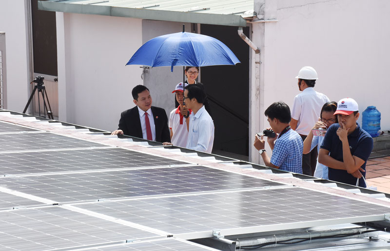 Tiết kiệm năng lượng, bảo vệ trái đất Tham quan mô hình năng lượng điện mặt trời mái nhà tại TTC Palace (TP. Bến Tre). Ảnh: C. Trúc