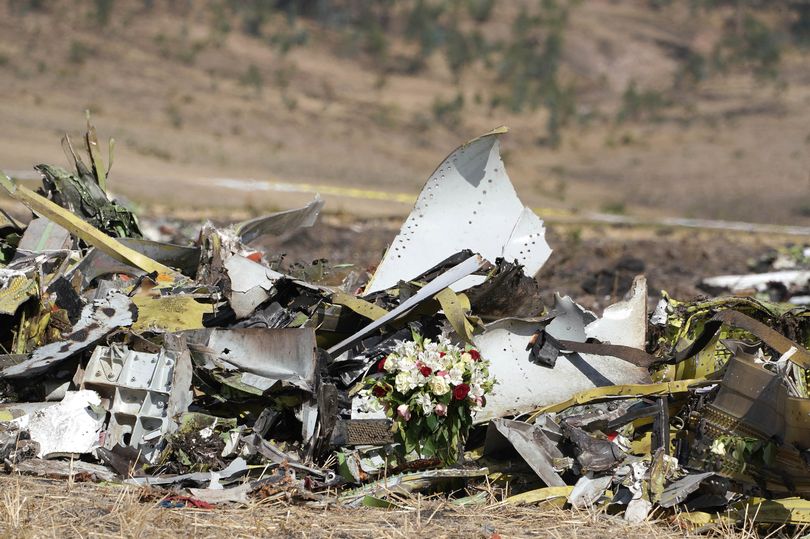 Công bố kết quả điều tra sơ bộ vụ tai nạn máy bay ở Ethiopia Chiếc máy bay Boeing 737 MAX vỡ vụn sau khi rơi xuống cánh đồng ở Addis Ababa, Ethiopia ngày 10-3-2019. Ảnh: Getty Images