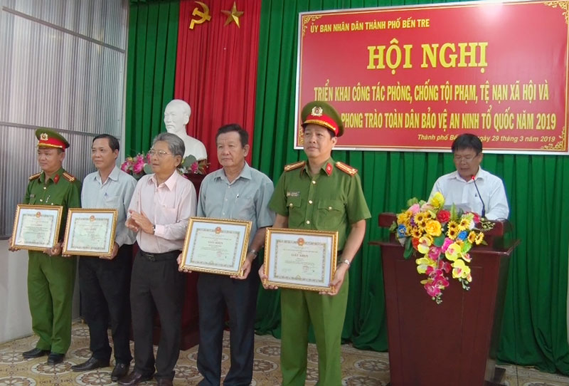 Hội nghị triển khai công tác phòng, chống tội phạm, tệ nạn xã hội và xây dựng phong trào toàn dân bảo vệ an ninh Tổ quốc năm 2019 Khen thưởng cho các tập thể đạt thành tích xuất sắc.