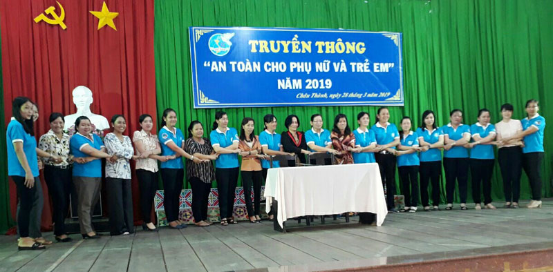 Truyền thông và ký cam kết quyết tâm thực hiện chủ đề năm 2019 “An toàn cho phụ nữ và trẻ em” Ảnh: Thanh Hiền