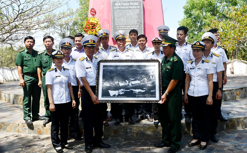 Tổ chức đợt tuyên truyền biển, đảo năm 2019 trên địa bàn tỉnh Lữ đoàn 125 Vùng 2 Hải quân tặng bức tranh lưu niệm Tàu không số trên đường vận chuyển vũ khí vào chiến trường miền Nam cho Đồn Biên phòng Hàm Luông.