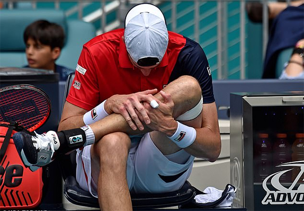 John Isner tỏ vẻ bị đau chân.