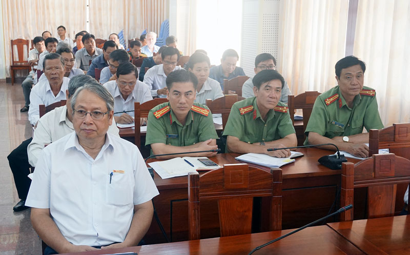 Hội nghị báo cáo viên Trung ương tháng 4-2019 Trưởng ban Tuyên giáo Tỉnh ủy Cao Văn Dũng cùng các đại biểu tham dự hội nghị trực tuyến tại điểm cầu tỉnh Bến Tre. Ảnh: Q.Hùng