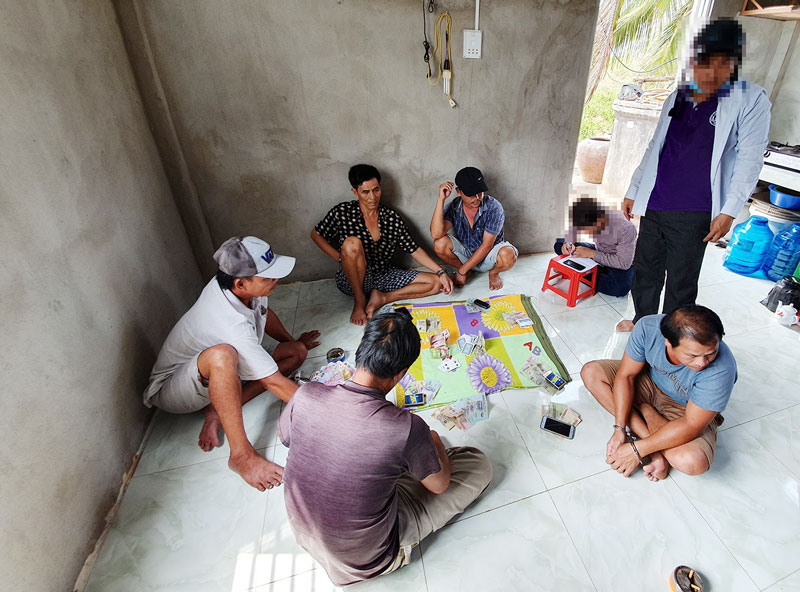 Triệt phá tụ điểm đánh bài ăn thua bằng tiền Ảnh: Trần Thắng