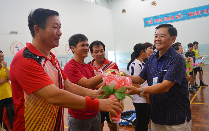 Hơn 120 vận động viên tham gia Giải Cầu lông các nhóm tuổi năm 2019 Ông Nguyễn Duy Linh - Chủ tịch Liên đoàn Cầu lông tỉnh Bến Tre trao hoa cho các đội về tham dự.